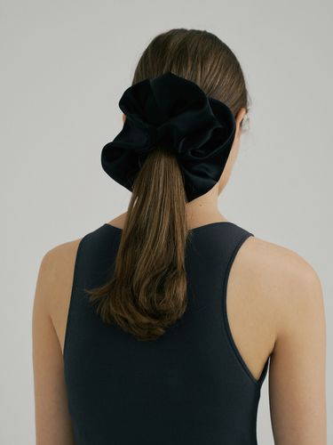 Silk Scrunchie (L) - Black - AVVINA PELLE - Modalova