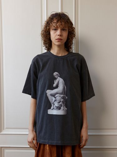 Statue Print Oversized T-Shirt - BISCUITSHOP - Modalova