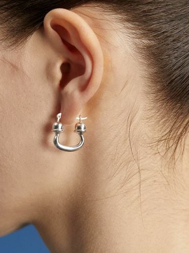 Signature Hoop Earring_Silver - Invisible collage - Modalova