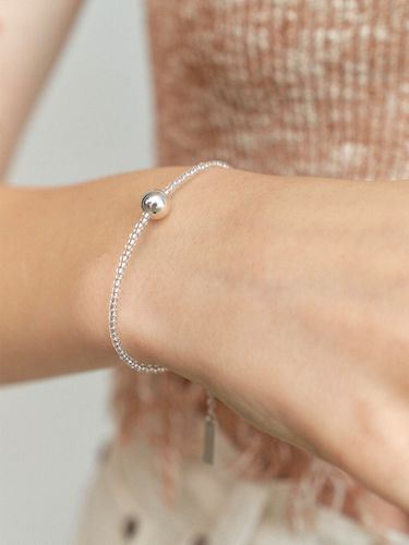 Silver Ball Clear Beads Bracelet - leeENoir - Modalova