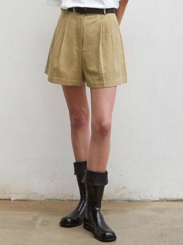 Two Pintuck Short Pants_Beige - NICK&NICOLE - Modalova