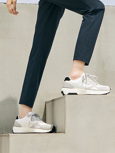 Heritage Jogger Sneakers_Smoke Gray - AKIII CLASSIC - Modalova