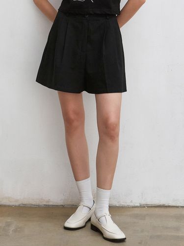 Two Pintuck Short Pants (Black) - NICK&NICOLE - Modalova