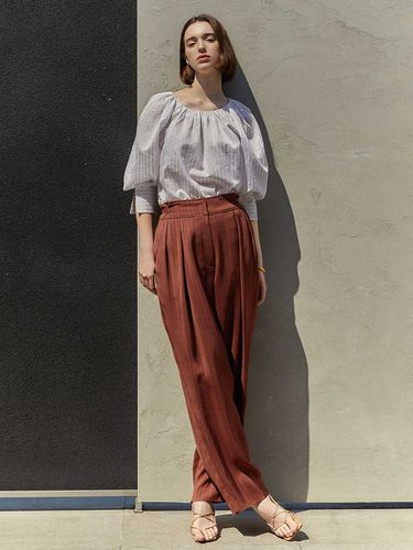 Volume Tuck Pants (Red Brown) - JOY GRYSON - Modalova