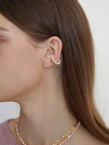 Gold and Pearl Earcuff Earring - ANNAFLAIR1986 - Modalova