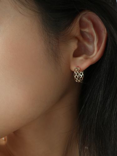 K Gold One Touch Lace Earring - Less is more - Modalova