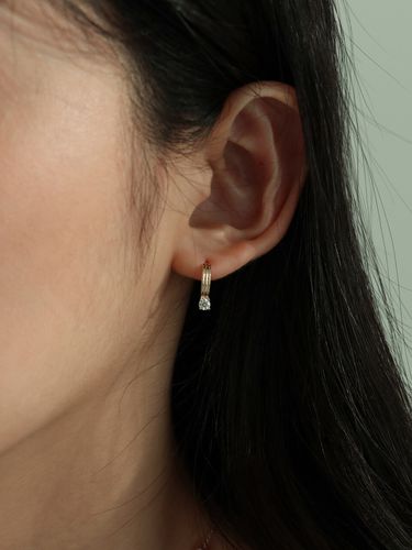 K Gold Cubic One Touch Earring - Less is more - Modalova