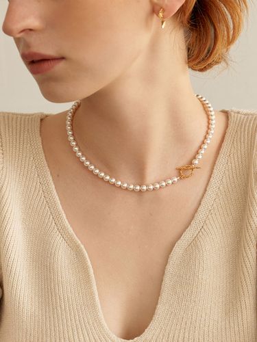 Dot Toggle Pearl Necklace (2color) - leeENoir - Modalova