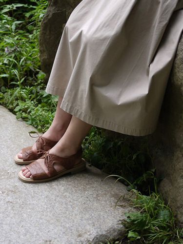 Textured Leather Sandals_Brown - heenn - Modalova