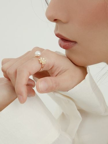 Flower Freshwater Pearl Ring - Gold - FINDELISE - Modalova