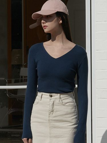 V Neck Knit Top (Navy) - JOORTI - Modalova