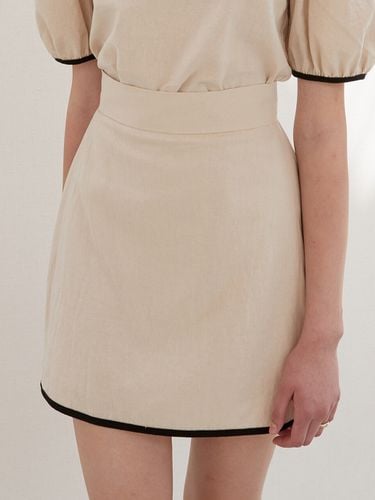 J1023 Line Mini Skirt_Beige - JOORTI - Modalova