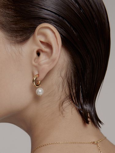 Bold Hoop Pearl Earrings_Gold - Invisible collage - Modalova