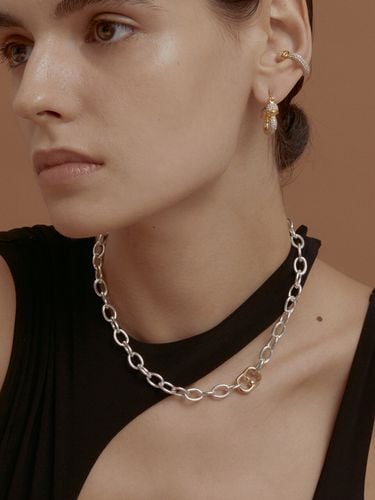 Bold Chain Lid Necklace_Silver - Invisible collage - Modalova