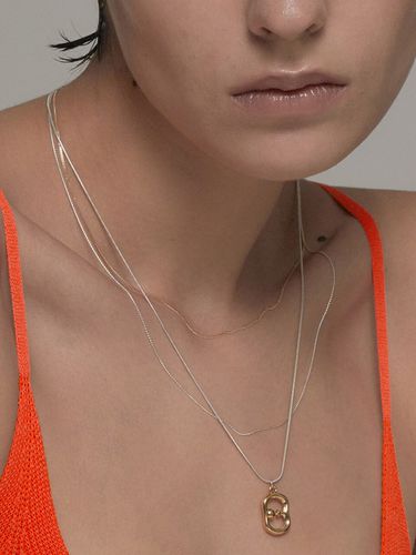 Lid Vertical Silky Chain Necklace_Silver - Invisible collage - Modalova