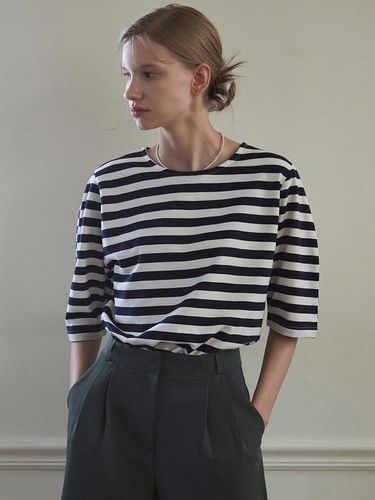 Stripe Round Neck T-shirt_Navy - YAN13 - Modalova