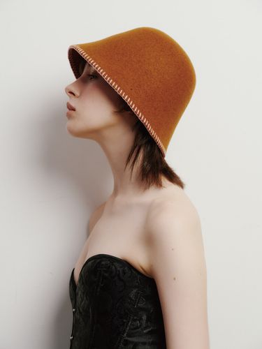 Whipstitch Cloche hat in Camel - poesiedame - Modalova