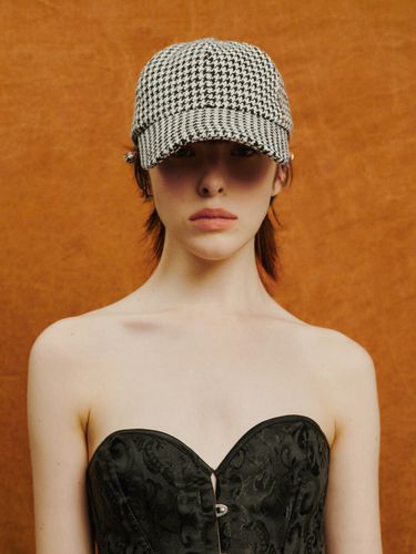 Houndstooth ball cap in black - poesiedame - Modalova