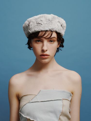 Fur Ines beret in misty grey - poesiedame - Modalova