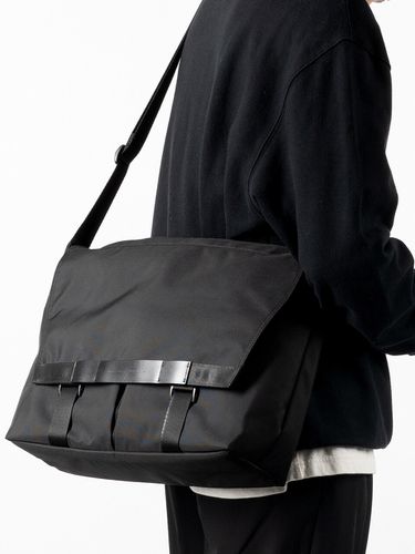 Klein Messenger Bag [Black] - MATHEMATIK - Modalova