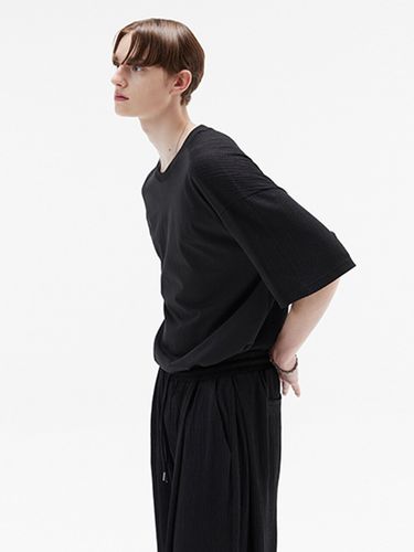 Reverse Pleated Half Sleeve T-Shirt_Black - DNSR - Modalova