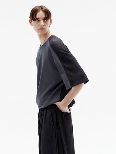 Reverse Pleated Half Sleeve T-Shirt_Charcoal - DNSR - Modalova