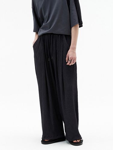 Pleated Deep Three-Tuck Banding Pants_Charcoal - DNSR - Modalova