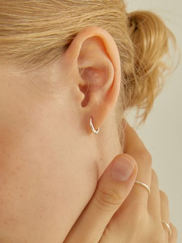 Slim Basic One-touch Ring Earrings #LSE03 - LUNNE - Modalova