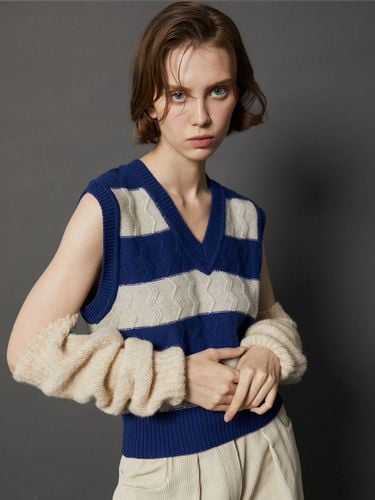 Wave Block V-Neck Knit Vest - ODD DEPARTMENT - Modalova