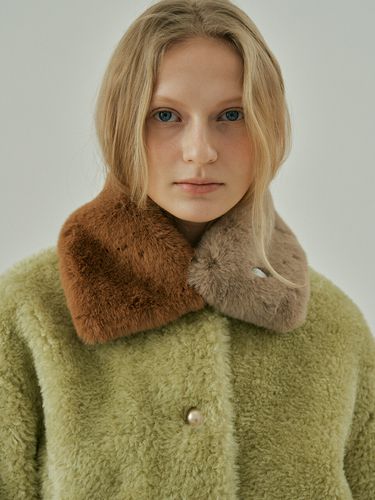 Puffy Eco-fur Petite Muffler (2 Colors) - molliolli - Modalova