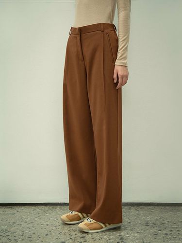 One Tuck Side Banded Slacks (Brown) - Siyazu - Modalova