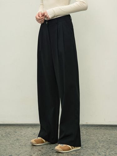 Muse Two Tuck Wide Slacks (Black) - Siyazu - Modalova