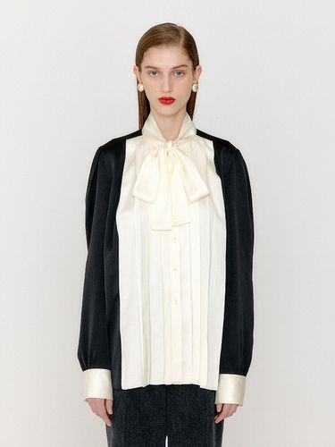 VLEAT Tie-Neck Pleated Blouse - EENK - Modalova