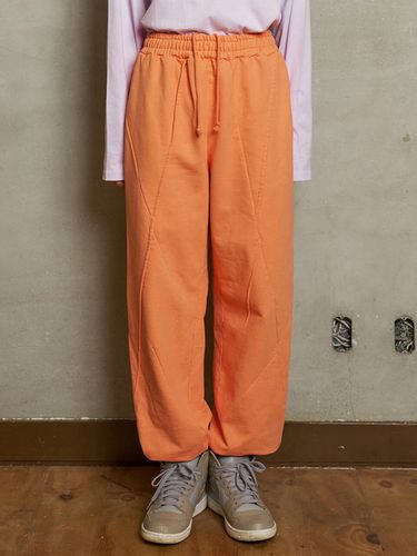 Dyed Dart Sweatpants (Peach) - UNALLOYED - Modalova