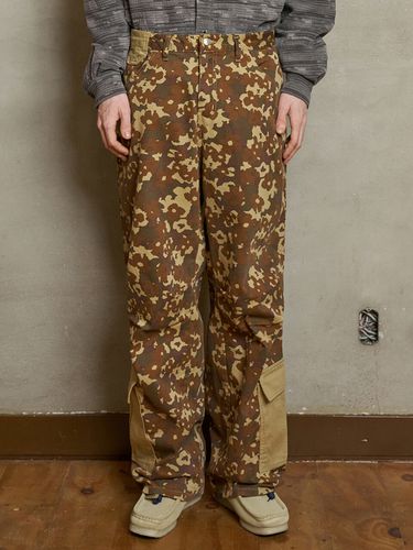 Camo Cargo Pants (Beige) - UNALLOYED - Modalova