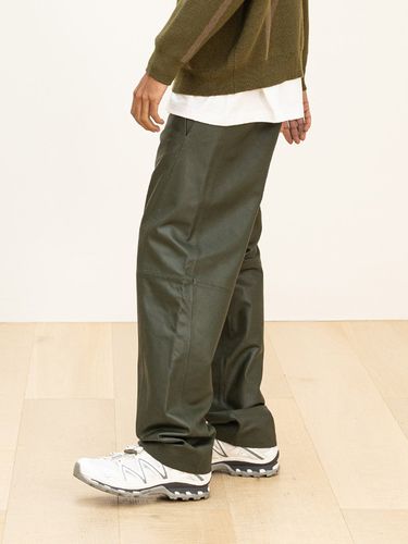 Lambskin Curved Line Pants_Olive - MASSNOUN - Modalova