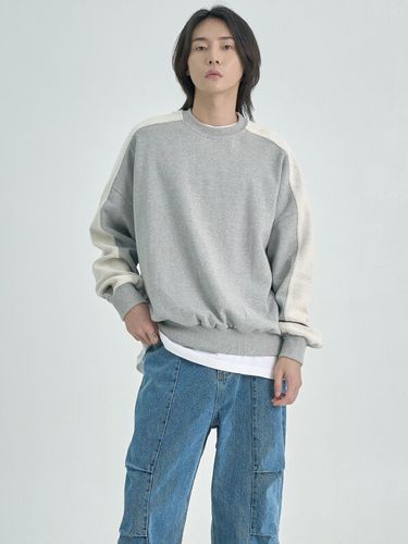 Reverse Two-Tuck Sweatshirt _ - inexcis - Modalova