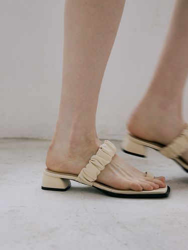 Free Mule Sandals - karen white - Modalova