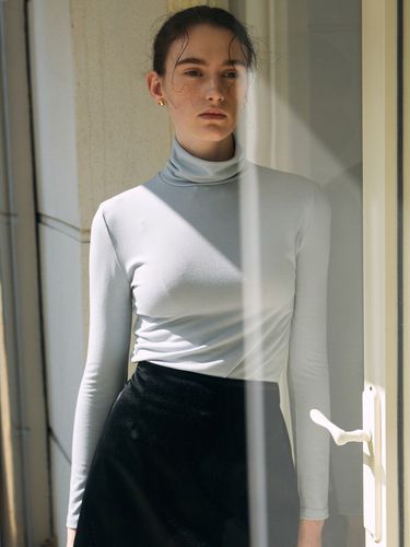 Classic Turtleneck Top_Sky Blue - YAN13 - Modalova