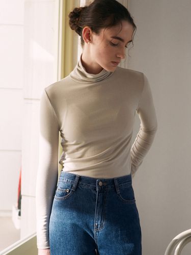 Classic Turtleneck Top_Beige - YAN13 - Modalova