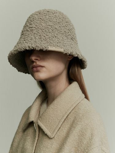 Faux Shearling Bell Hat Ginger - RE RHEE - Modalova