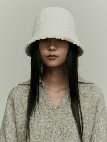 Faux Shearling Bell Hat - RE RHEE - Modalova