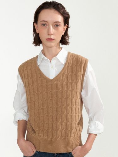 Classic Cable Vest (Camel) - NOTHING WRITTEN - Modalova