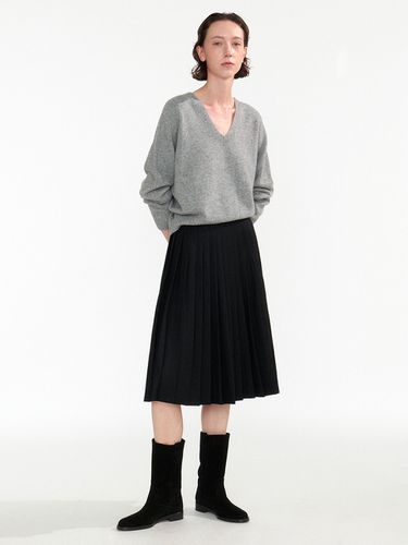 Classic Pleated Mid-skirt (Black) - NOTHING WRITTEN - Modalova