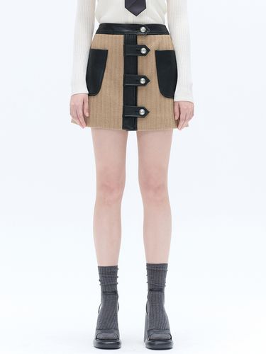 Bold Button Mini Skirt - Beige - HAE BY HAEKIM - Modalova