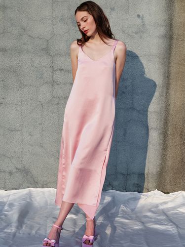 Signature Long Slip Dress_Pink - SORRY TOO MUCH LOVE - Modalova