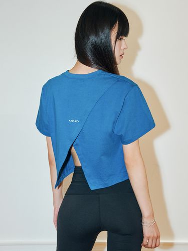 Back Slit Semi Cropped T-Shirt_Cozy Blue - INJIACTIVE - Modalova