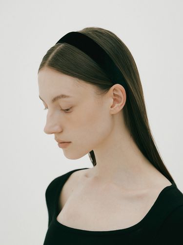 Silk Velvet Headband_Black - AVVINA PELLE - Modalova