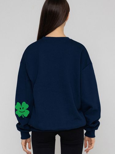 UNISEX] Elbow Clover Smile Sweatshirt _ - GRAVER - Modalova