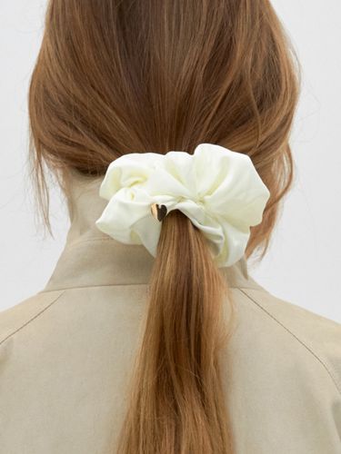 Heart Charm Scrunchie - DEPOUND - Modalova